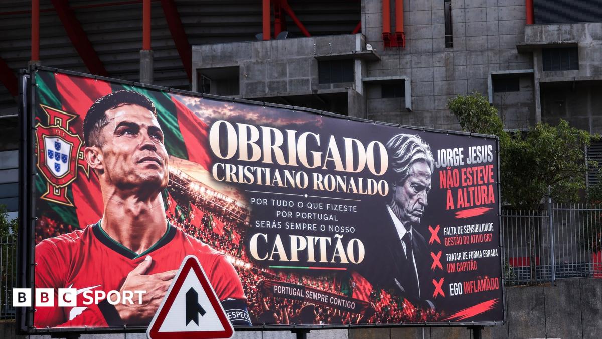 A sign praising Cristiano Ronaldo and criticising Jorge Jesus