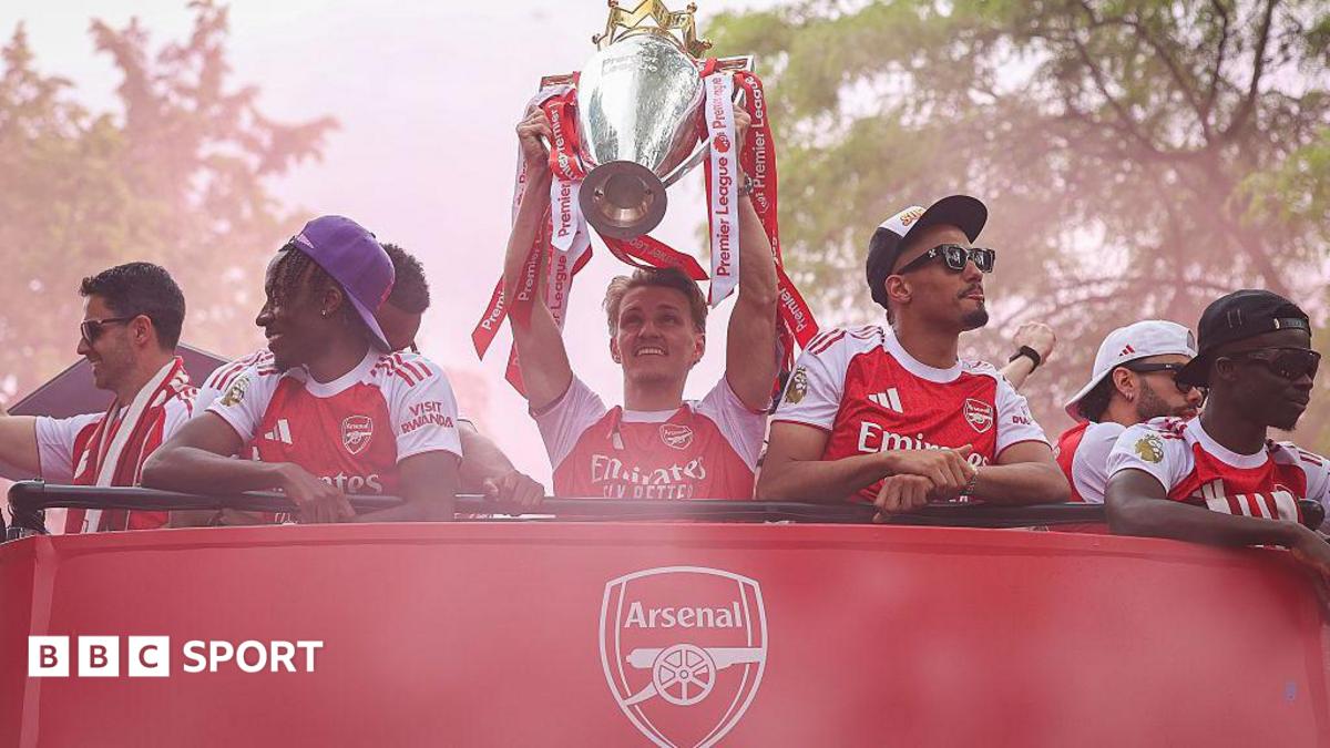 Arsenal players celebrate the Premier League title win