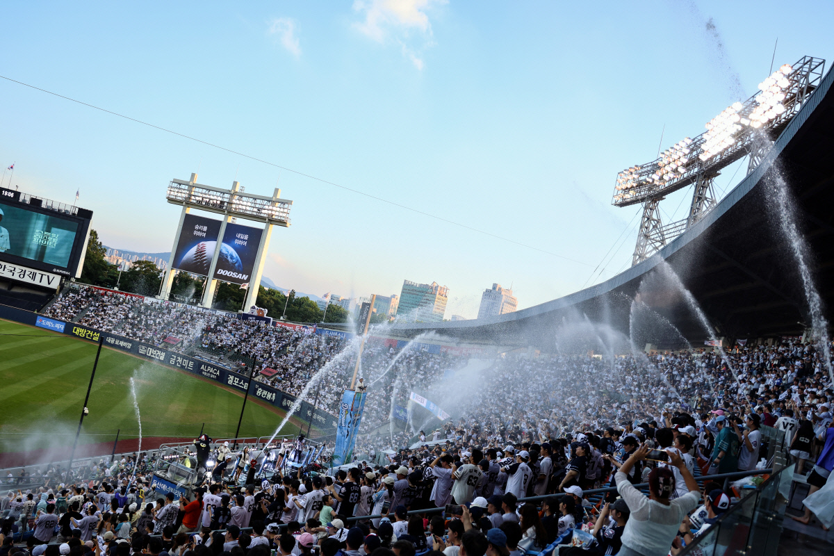 ‘체감’ 못하는 KBO 폭염대책…“그라운드는 40도 넘는데…” 원문 대표 이미지