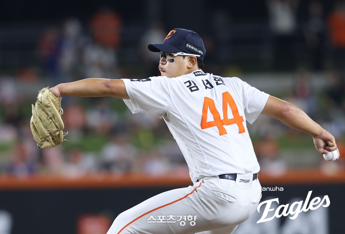 ‘타자들도 깜짝’ 시속 155km 강속구·날카롭게 떨어진 슬라이더···조금씩 감 찾아가는 한화 김서현, 1이닝 3K 무실점 ‘부활 희망투’ 원문 대표 이미지